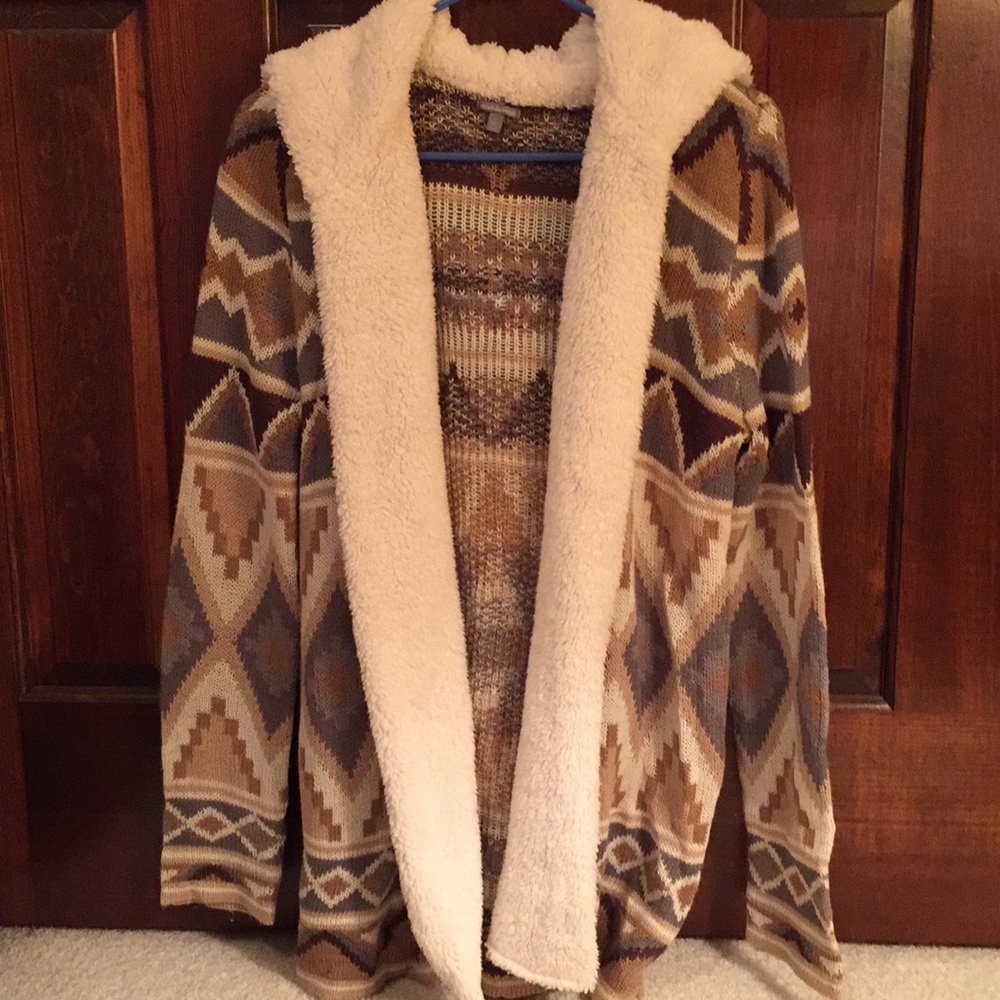 Beautiful brown/white pattern cardigan.